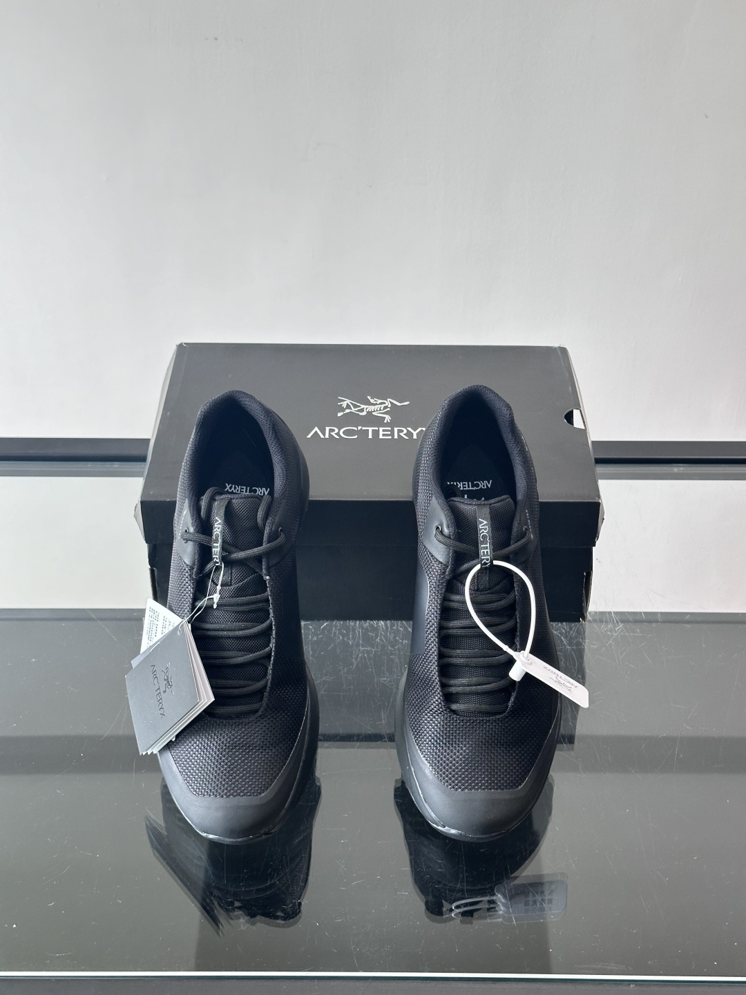 始祖鸟KoPec GTX防水徒步鞋，专为户外徒步和日常通勤设计。GORE-TEX防水透气鞋面，雨天也能保