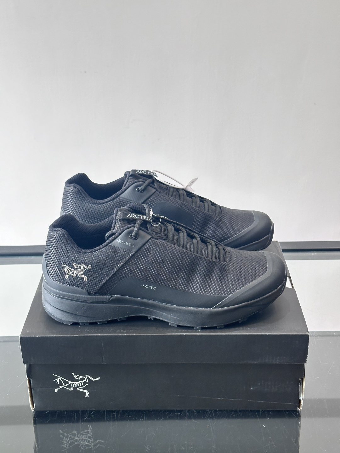 始祖鸟KoPec GTX防水徒步鞋，专为户外徒步和日常通勤设计。GORE-TEX防水透气鞋面，雨天也能保