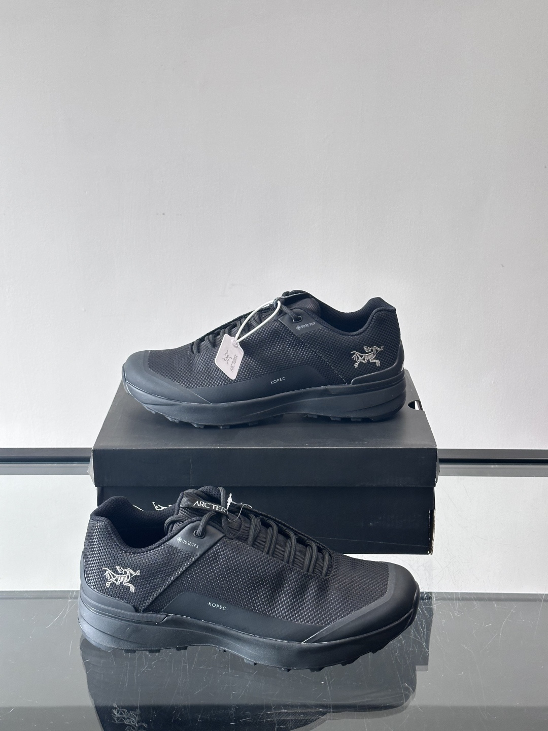 始祖鸟KoPec GTX防水徒步鞋，专为户外徒步和日常通勤设计。GORE-TEX防水透气鞋面，雨天也能保