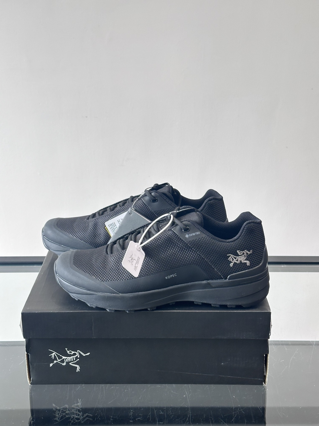 始祖鸟KoPec GTX防水徒步鞋，专为户外徒步和日常通勤设计。GORE-TEX防水透气鞋面，雨天也能保