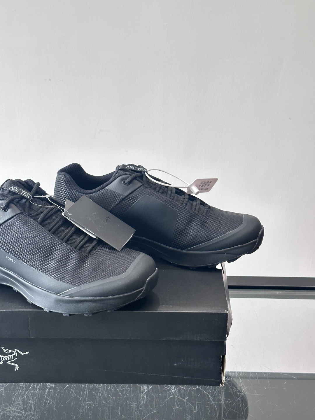 始祖鸟KoPec GTX防水徒步鞋，专为户外徒步和日常通勤设计。GORE-TEX防水透气鞋面，雨天也能保