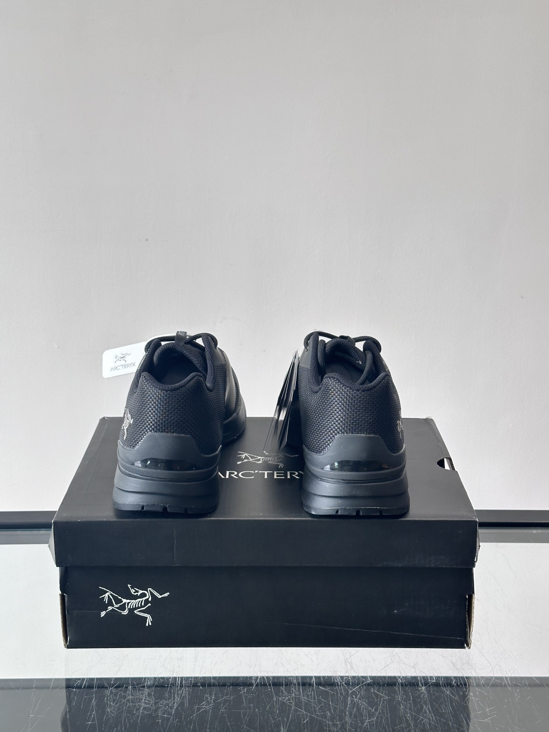 始祖鸟KoPec GTX防水徒步鞋，专为户外徒步和日常通勤设计。GORE-TEX防水透气鞋面，雨天也能保