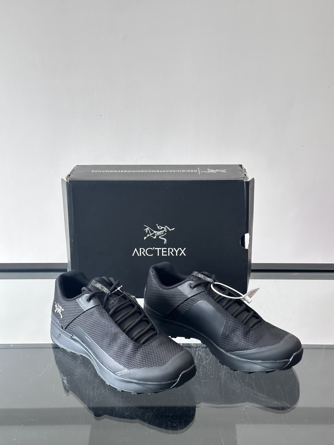 始祖鸟KoPec GTX防水徒步鞋，专为户外徒步和日常通勤设计。GORE-TEX防水透气鞋面，雨天也能保