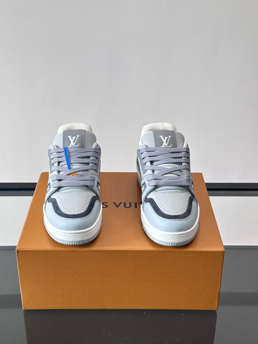 驴家 新配色 trainer运动鞋，本款 LV Trainer 运动鞋取材柔软粒面小牛皮，呈现纯净色调，