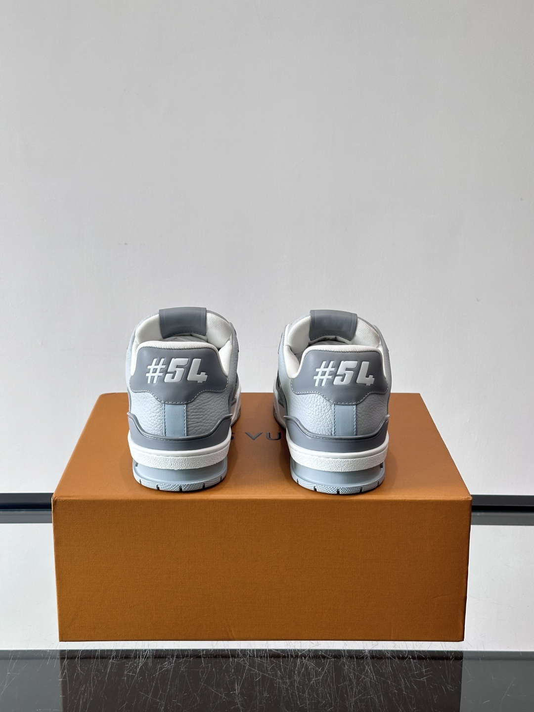 驴家 新配色 trainer运动鞋，本款 LV Trainer 运动鞋取材柔软粒面小牛皮，呈现纯净色调，