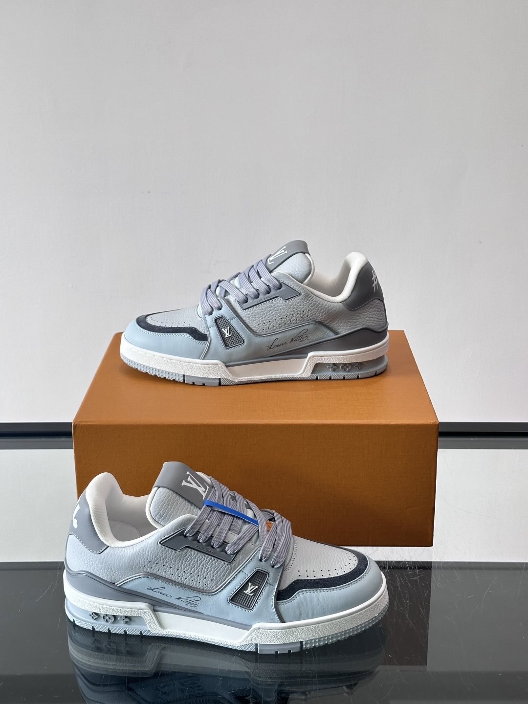 驴家 新配色 trainer运动鞋，本款 LV Trainer 运动鞋取材柔软粒面小牛皮，呈现纯净色调，