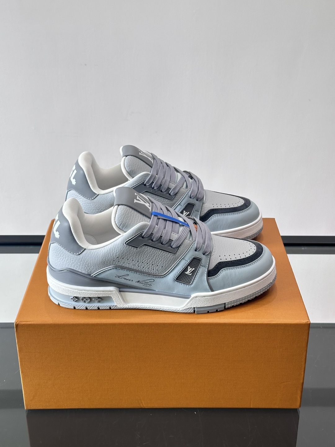 驴家 新配色 trainer运动鞋，本款 LV Trainer 运动鞋取材柔软粒面小牛皮，呈现纯净色调，