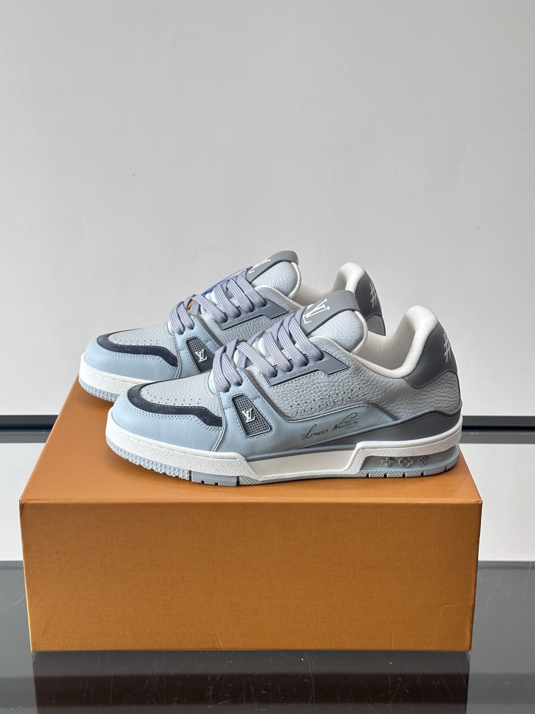 驴家 新配色 trainer运动鞋，本款 LV Trainer 运动鞋取材柔软粒面小牛皮，呈现纯净色调，
