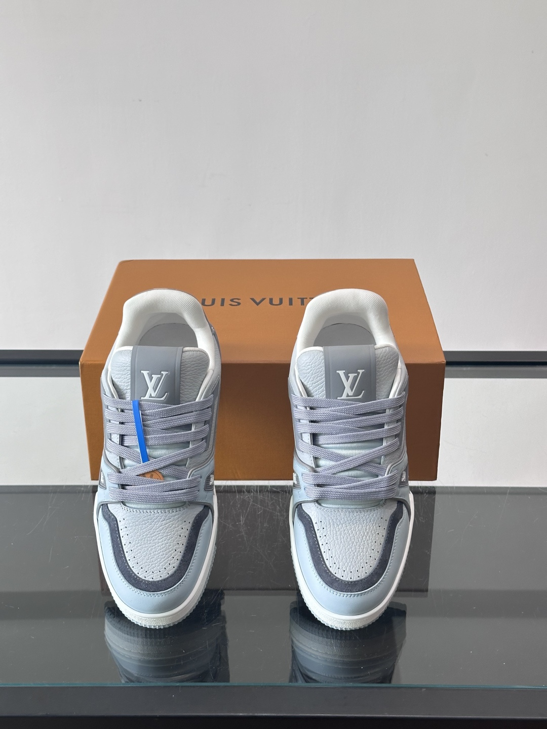 驴家 新配色 trainer运动鞋，本款 LV Trainer 运动鞋取材柔软粒面小牛皮，呈现纯净色调，