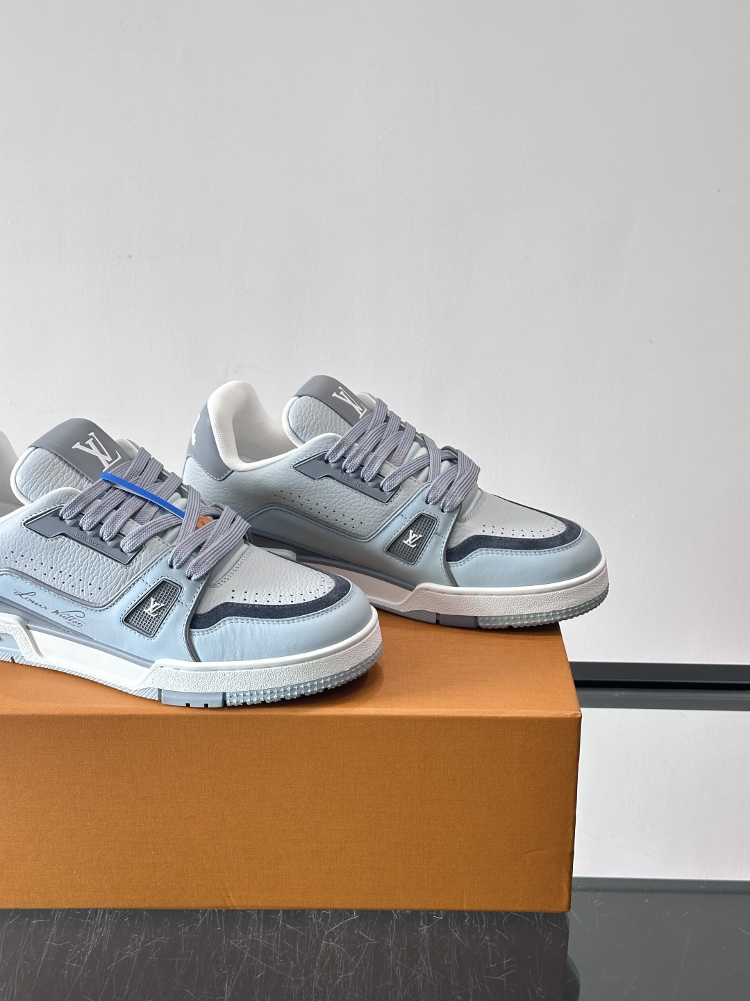 驴家 新配色 trainer运动鞋，本款 LV Trainer 运动鞋取材柔软粒面小牛皮，呈现纯净色调，