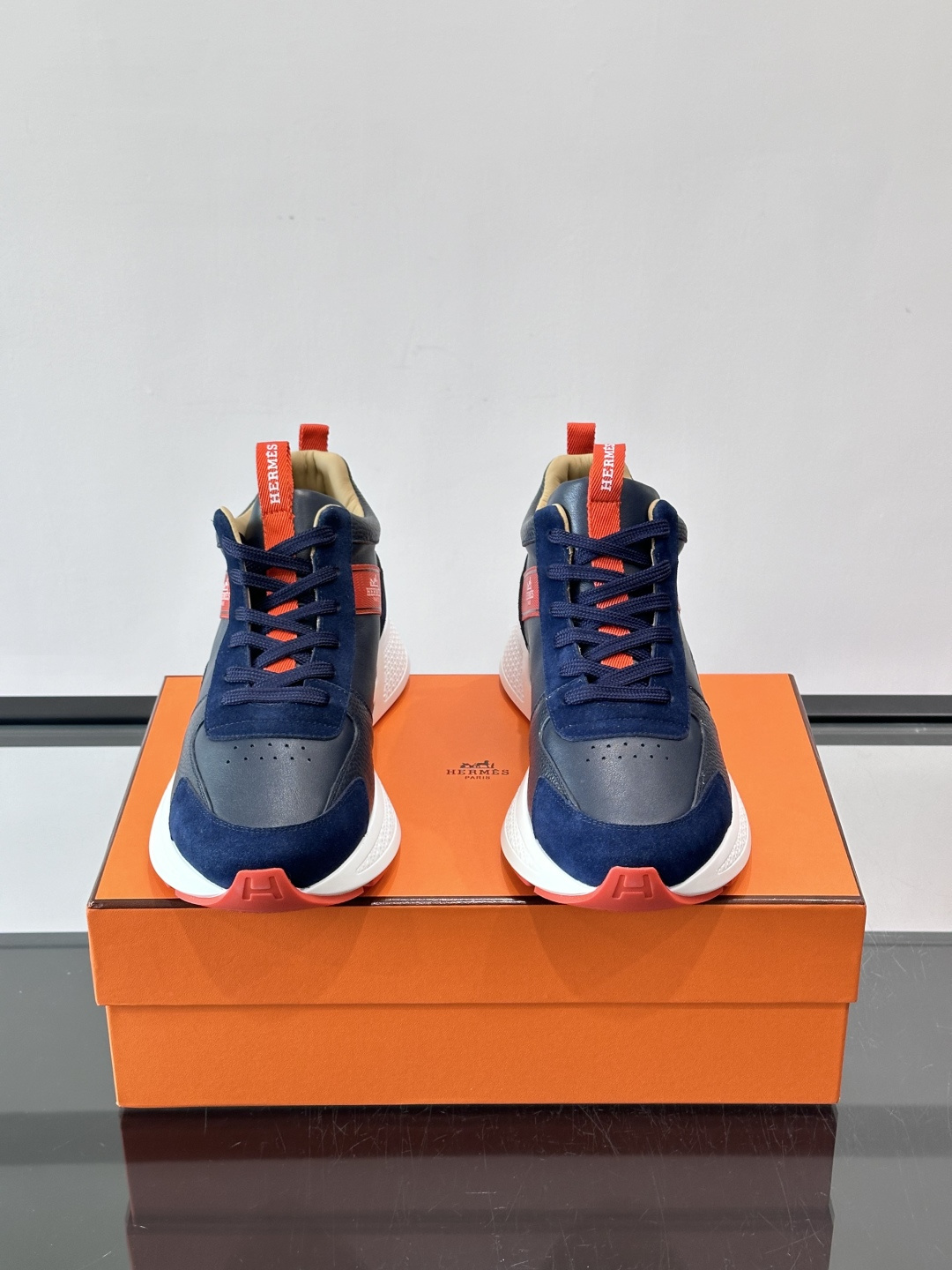 爱马仕Hugo系列厚底运动鞋，主打休闲男鞋，鞋面采用优质皮革+织物拼接，黑色细节点缀，简约又有层次感。厚