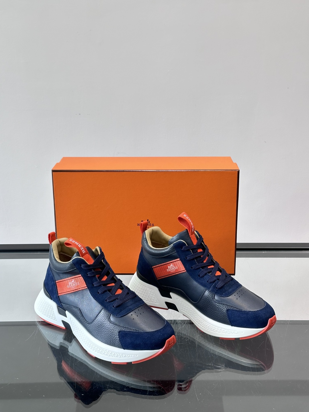 爱马仕Hugo系列厚底运动鞋，主打休闲男鞋，鞋面采用优质皮革+织物拼接，黑色细节点缀，简约又有层次感。厚