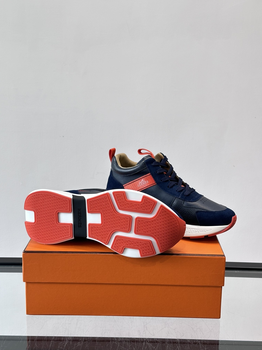 爱马仕Hugo系列厚底运动鞋，主打休闲男鞋，鞋面采用优质皮革+织物拼接，黑色细节点缀，简约又有层次感。厚