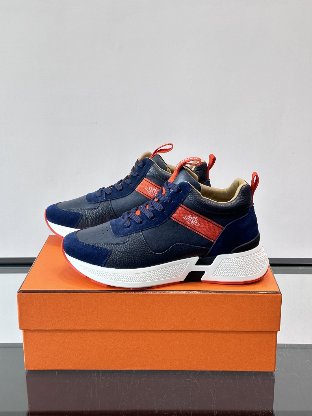 爱马仕Hugo系列厚底运动鞋，主打休闲男鞋，鞋面采用优质皮革+织物拼接，黑色细节点缀，简约又有层次感。厚