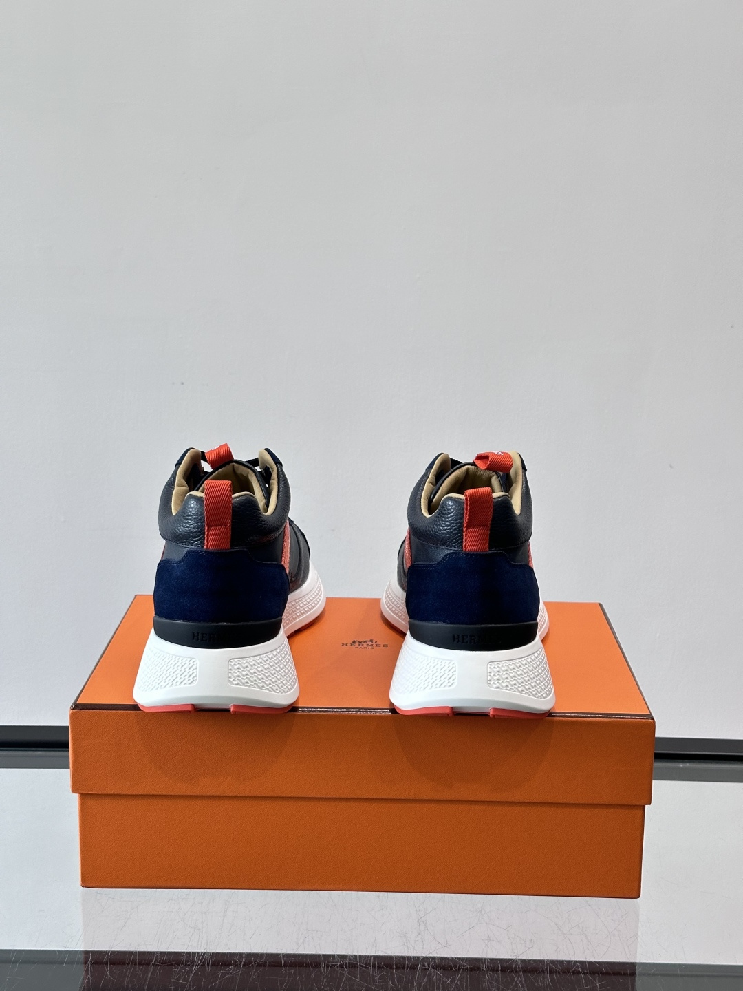 爱马仕Hugo系列厚底运动鞋，主打休闲男鞋，鞋面采用优质皮革+织物拼接，黑色细节点缀，简约又有层次感。厚