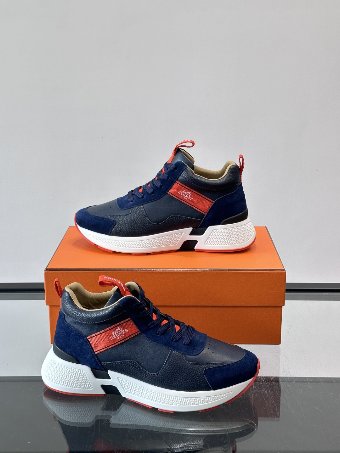 爱马仕Hugo系列厚底运动鞋，主打休闲男鞋，鞋面采用优质皮革+织物拼接，黑色细节点缀，简约又有层次感。厚