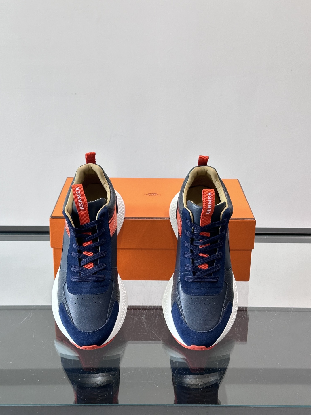 爱马仕Hugo系列厚底运动鞋，主打休闲男鞋，鞋面采用优质皮革+织物拼接，黑色细节点缀，简约又有层次感。厚