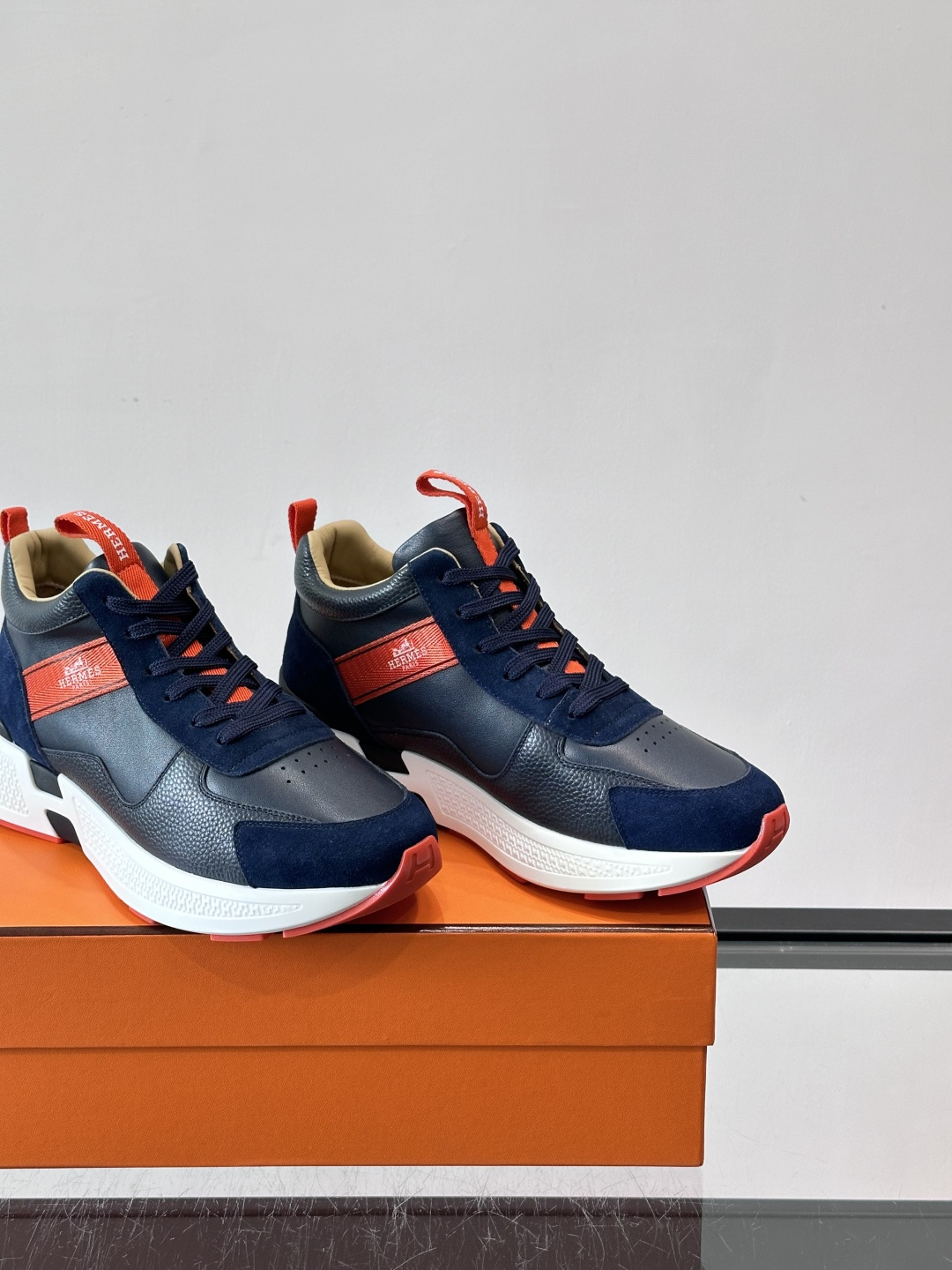 爱马仕Hugo系列厚底运动鞋，主打休闲男鞋，鞋面采用优质皮革+织物拼接，黑色细节点缀，简约又有层次感。厚