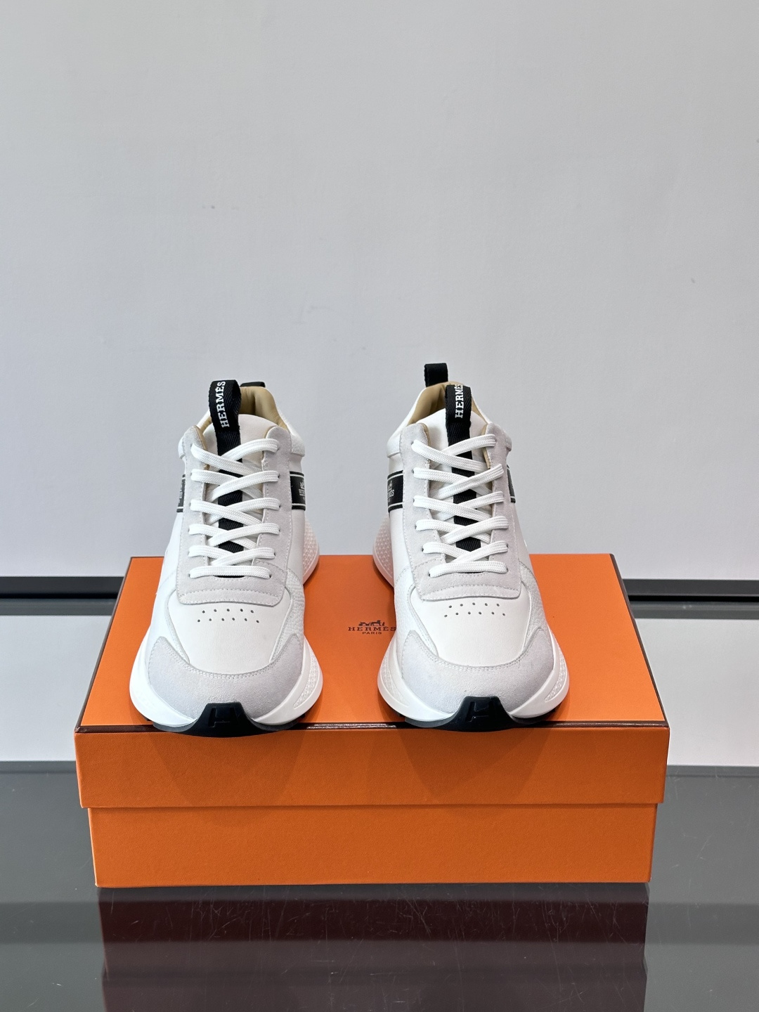 爱马仕Hugo系列厚底运动鞋，主打休闲男鞋，鞋面采用优质皮革+织物拼接，黑色细节点缀，简约又有层次感。厚