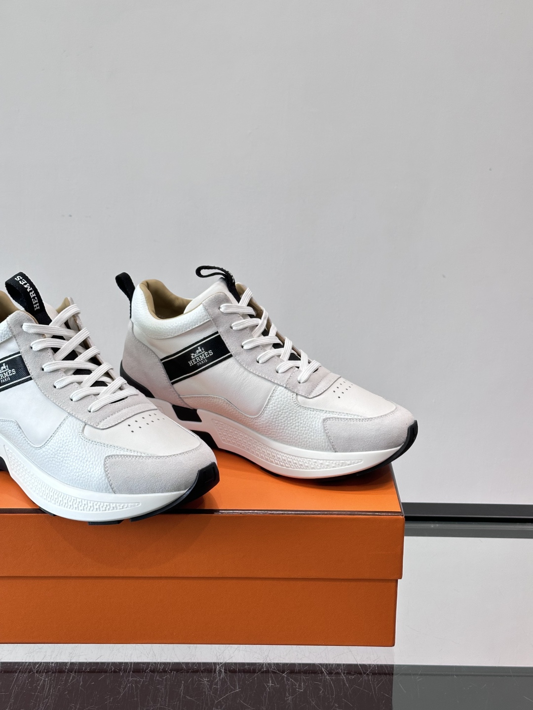 爱马仕Hugo系列厚底运动鞋，主打休闲男鞋，鞋面采用优质皮革+织物拼接，黑色细节点缀，简约又有层次感。厚