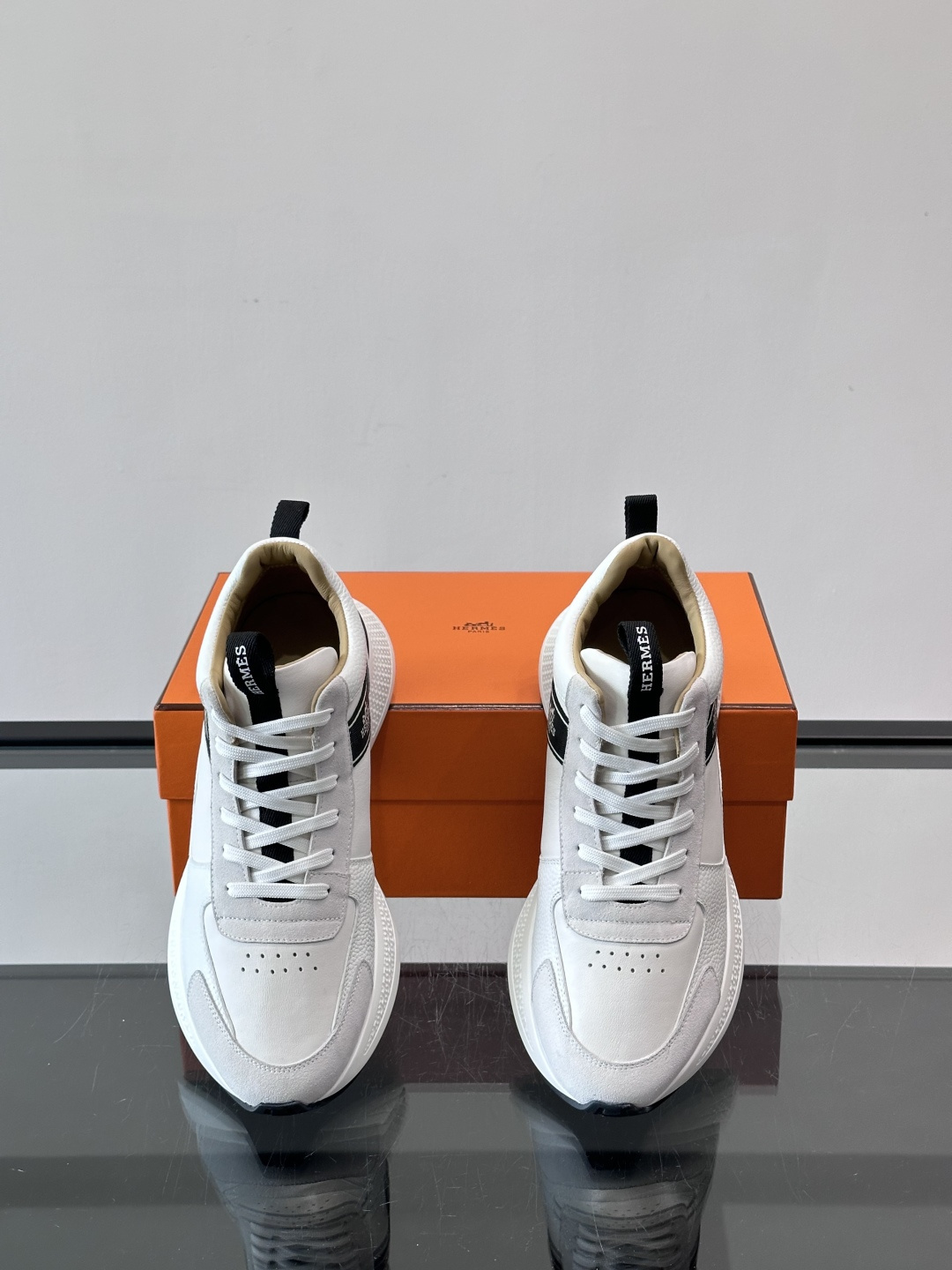 爱马仕Hugo系列厚底运动鞋，主打休闲男鞋，鞋面采用优质皮革+织物拼接，黑色细节点缀，简约又有层次感。厚