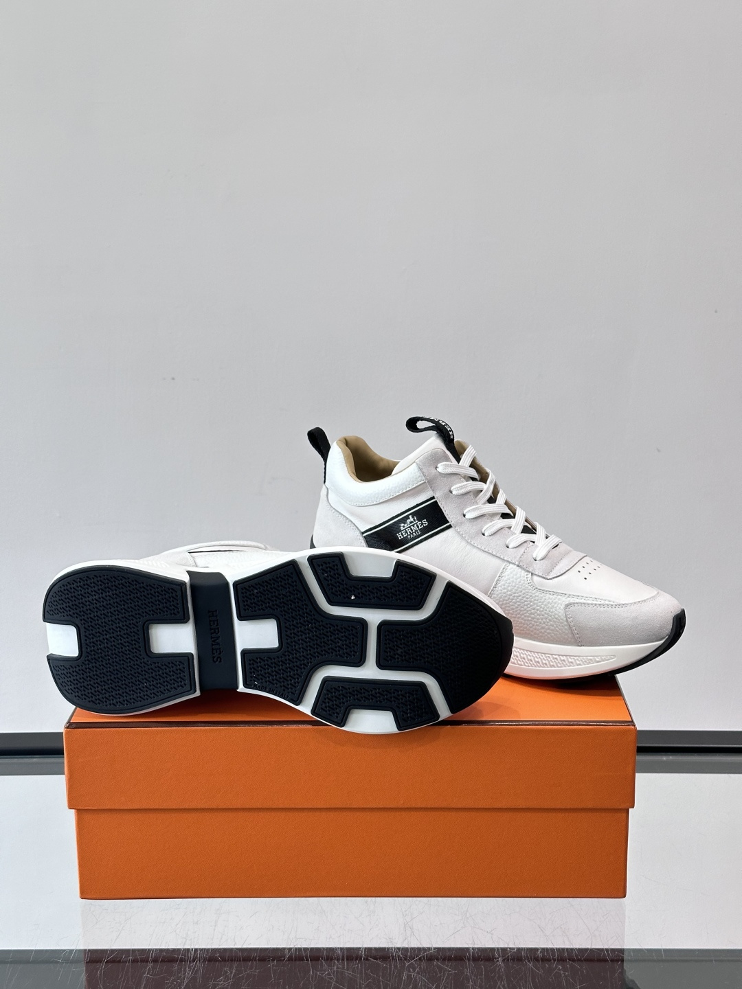 爱马仕Hugo系列厚底运动鞋，主打休闲男鞋，鞋面采用优质皮革+织物拼接，黑色细节点缀，简约又有层次感。厚