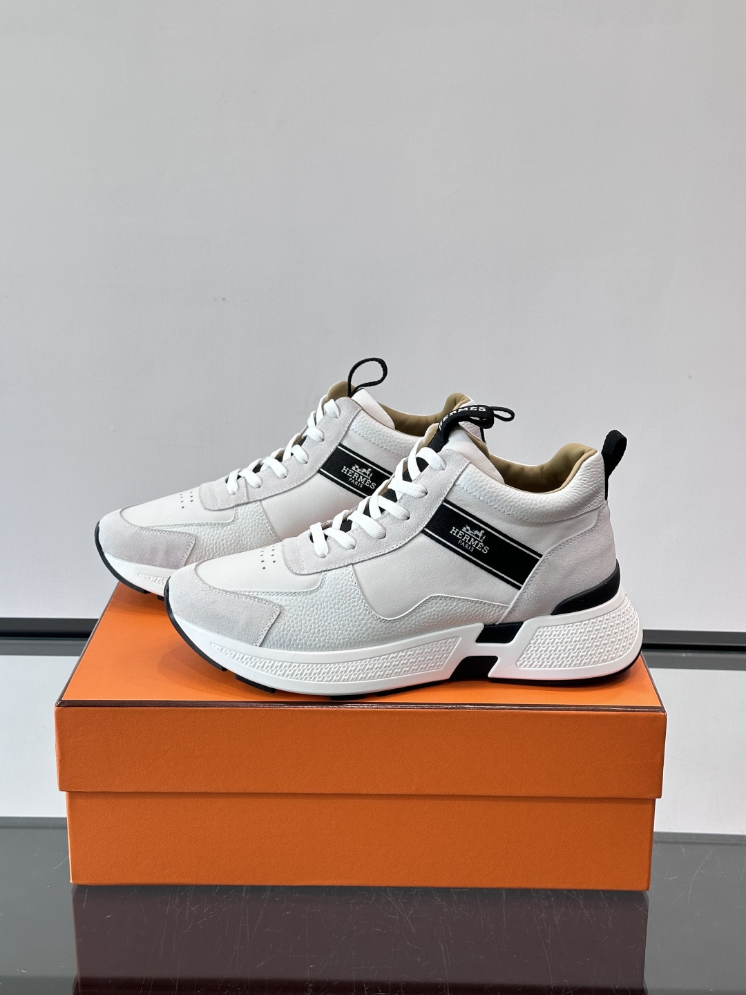 爱马仕Hugo系列厚底运动鞋，主打休闲男鞋，鞋面采用优质皮革+织物拼接，黑色细节点缀，简约又有层次感。厚