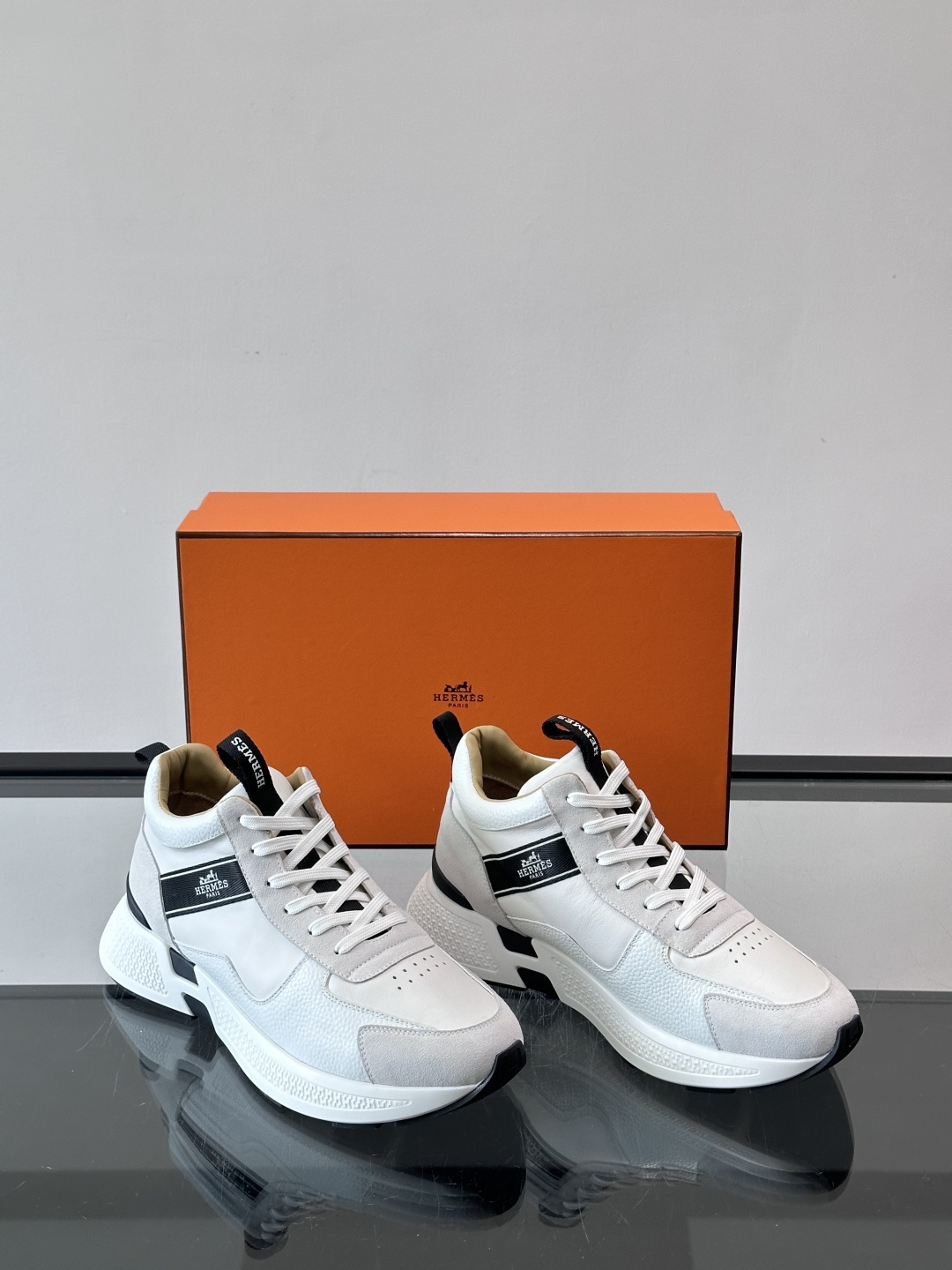 爱马仕Hugo系列厚底运动鞋，主打休闲男鞋，鞋面采用优质皮革+织物拼接，黑色细节点缀，简约又有层次感。厚