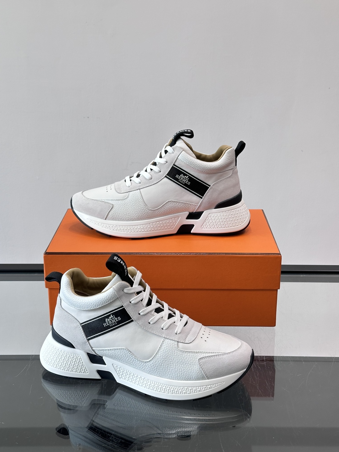 爱马仕Hugo系列厚底运动鞋，主打休闲男鞋，鞋面采用优质皮革+织物拼接，黑色细节点缀，简约又有层次感。厚
