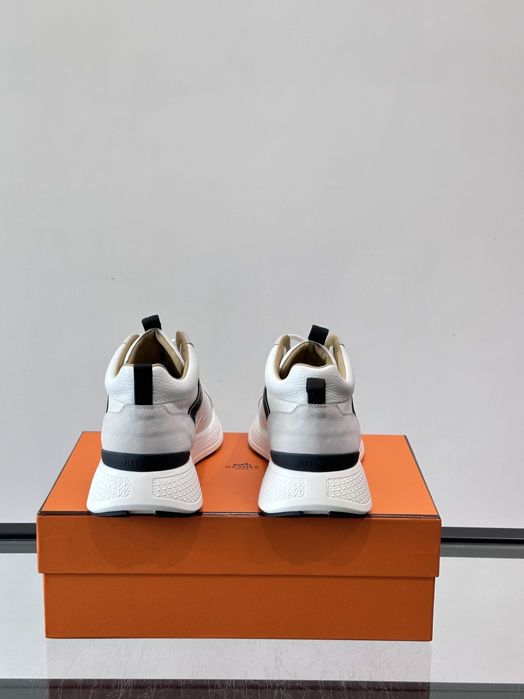 爱马仕Hugo系列厚底运动鞋，主打休闲男鞋，鞋面采用优质皮革+织物拼接，黑色细节点缀，简约又有层次感。厚