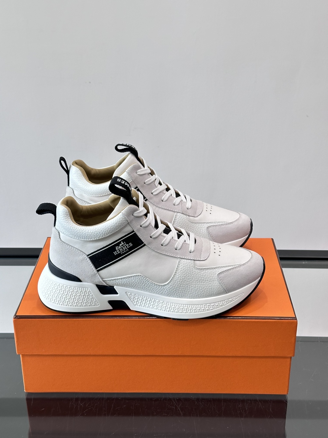爱马仕Hugo系列厚底运动鞋，主打休闲男鞋，鞋面采用优质皮革+织物拼接，黑色细节点缀，简约又有层次感。厚