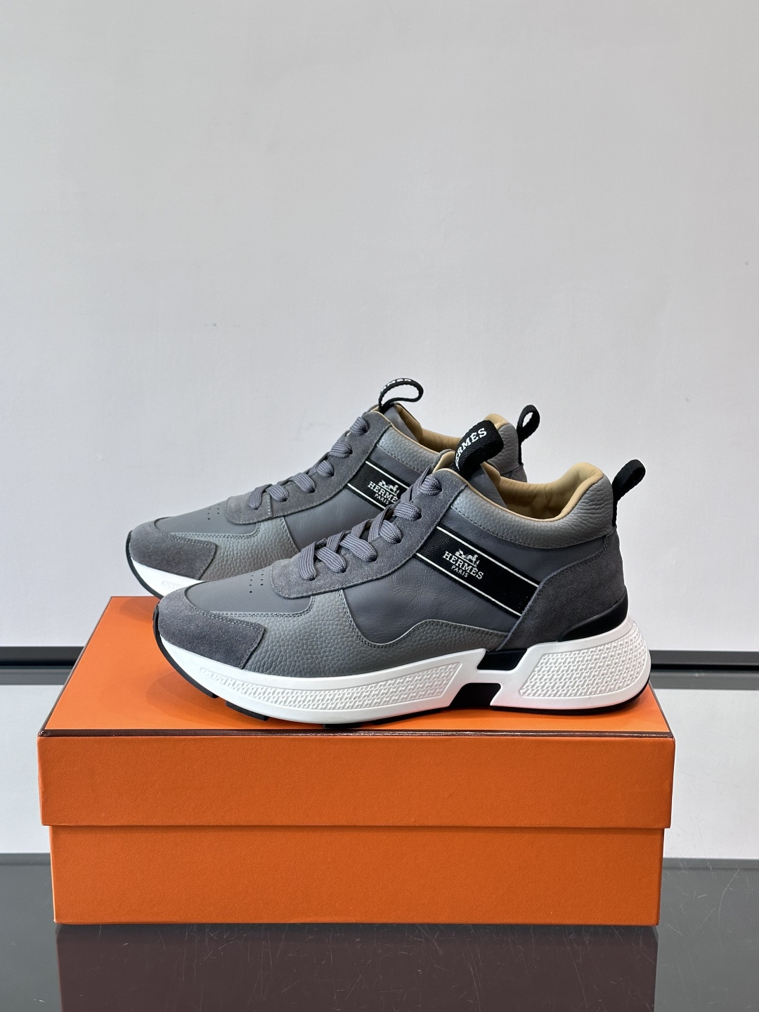 爱马仕Hugo系列厚底运动鞋，主打休闲男鞋，鞋面采用优质皮革+织物拼接，黑色细节点缀，简约又有层次感。厚