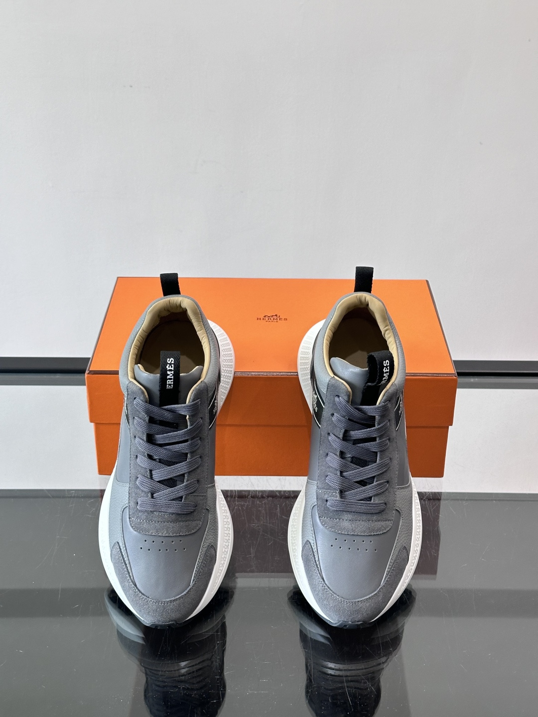 爱马仕Hugo系列厚底运动鞋，主打休闲男鞋，鞋面采用优质皮革+织物拼接，黑色细节点缀，简约又有层次感。厚