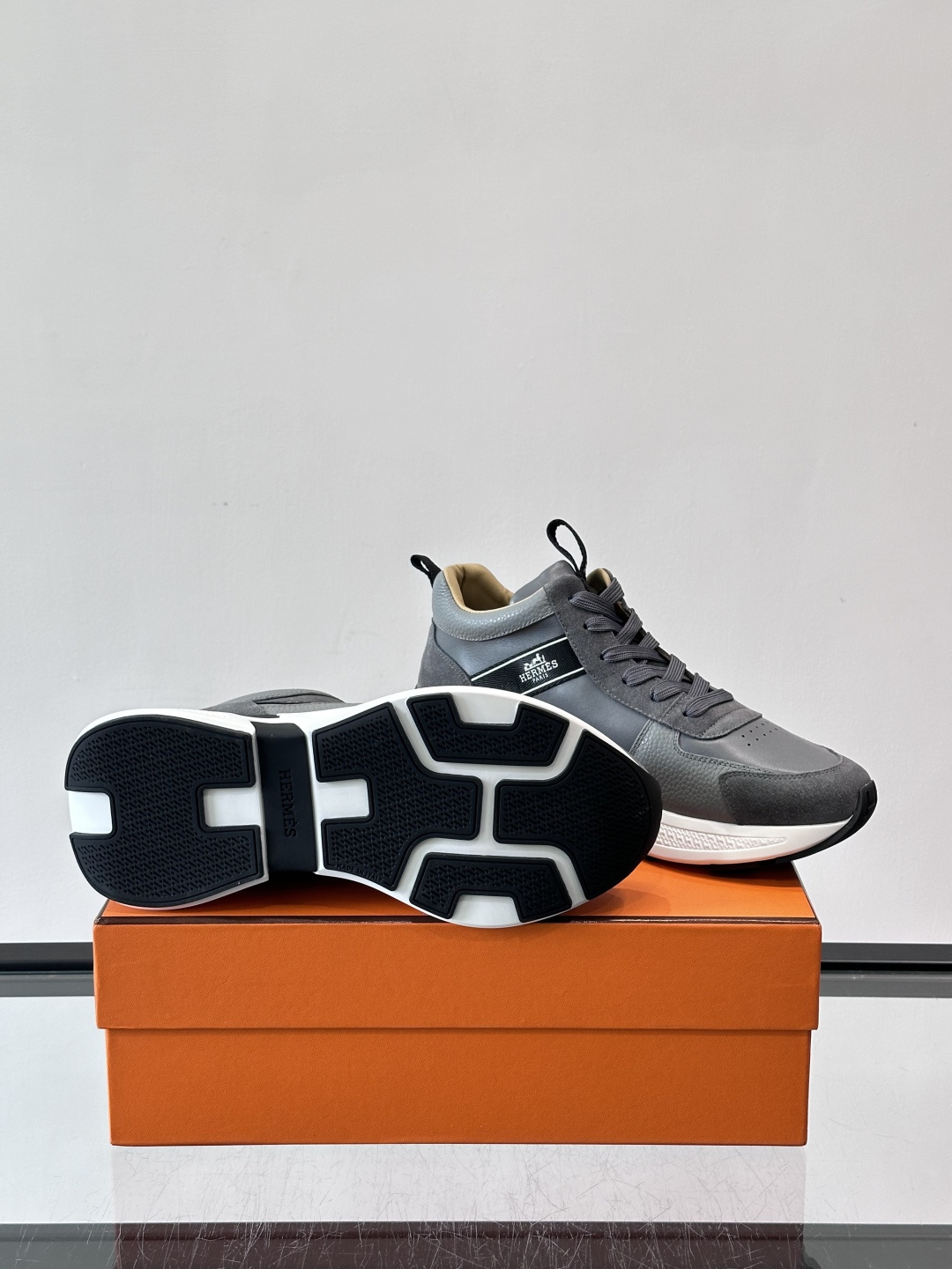 爱马仕Hugo系列厚底运动鞋，主打休闲男鞋，鞋面采用优质皮革+织物拼接，黑色细节点缀，简约又有层次感。厚