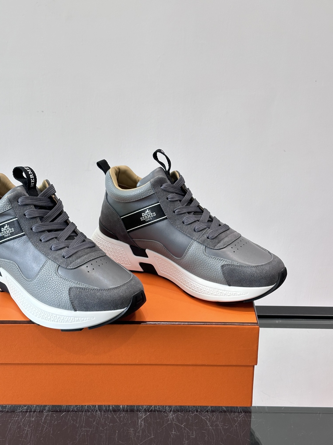 爱马仕Hugo系列厚底运动鞋，主打休闲男鞋，鞋面采用优质皮革+织物拼接，黑色细节点缀，简约又有层次感。厚