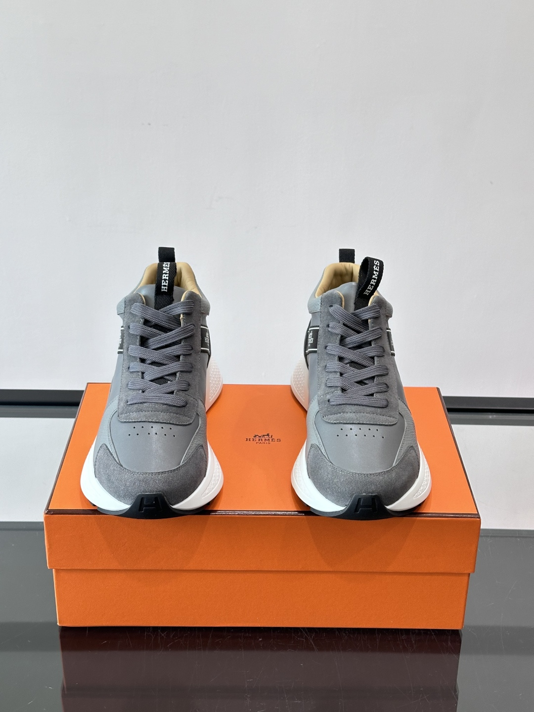 爱马仕Hugo系列厚底运动鞋，主打休闲男鞋，鞋面采用优质皮革+织物拼接，黑色细节点缀，简约又有层次感。厚