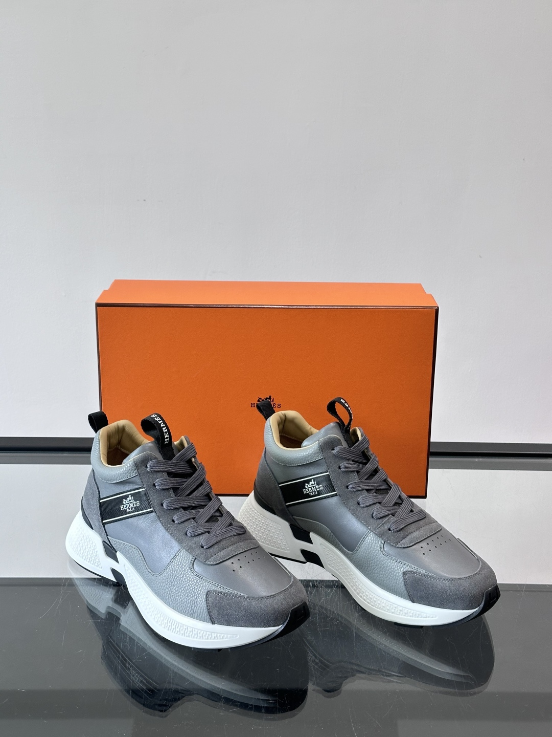 爱马仕Hugo系列厚底运动鞋，主打休闲男鞋，鞋面采用优质皮革+织物拼接，黑色细节点缀，简约又有层次感。厚