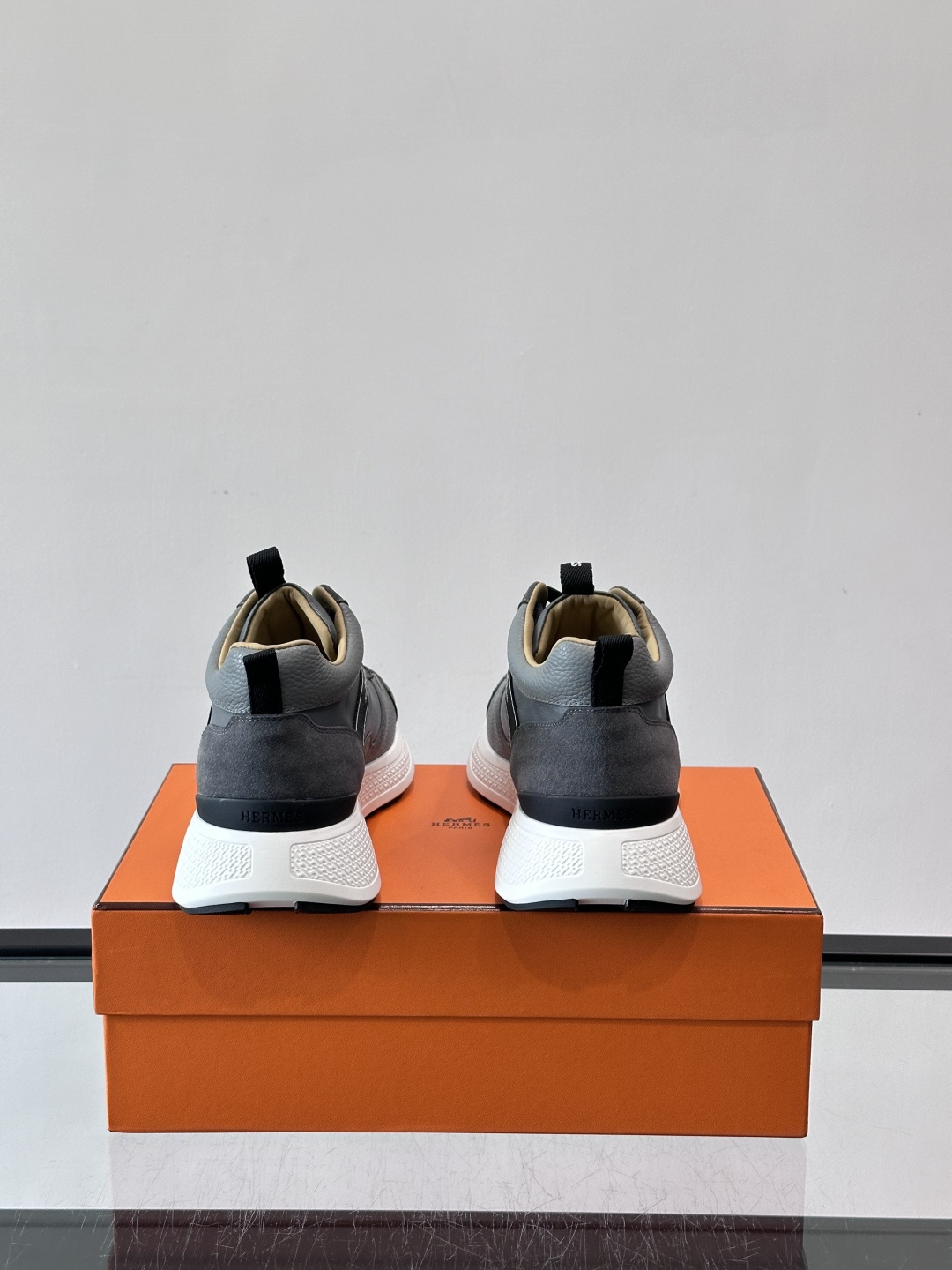 爱马仕Hugo系列厚底运动鞋，主打休闲男鞋，鞋面采用优质皮革+织物拼接，黑色细节点缀，简约又有层次感。厚