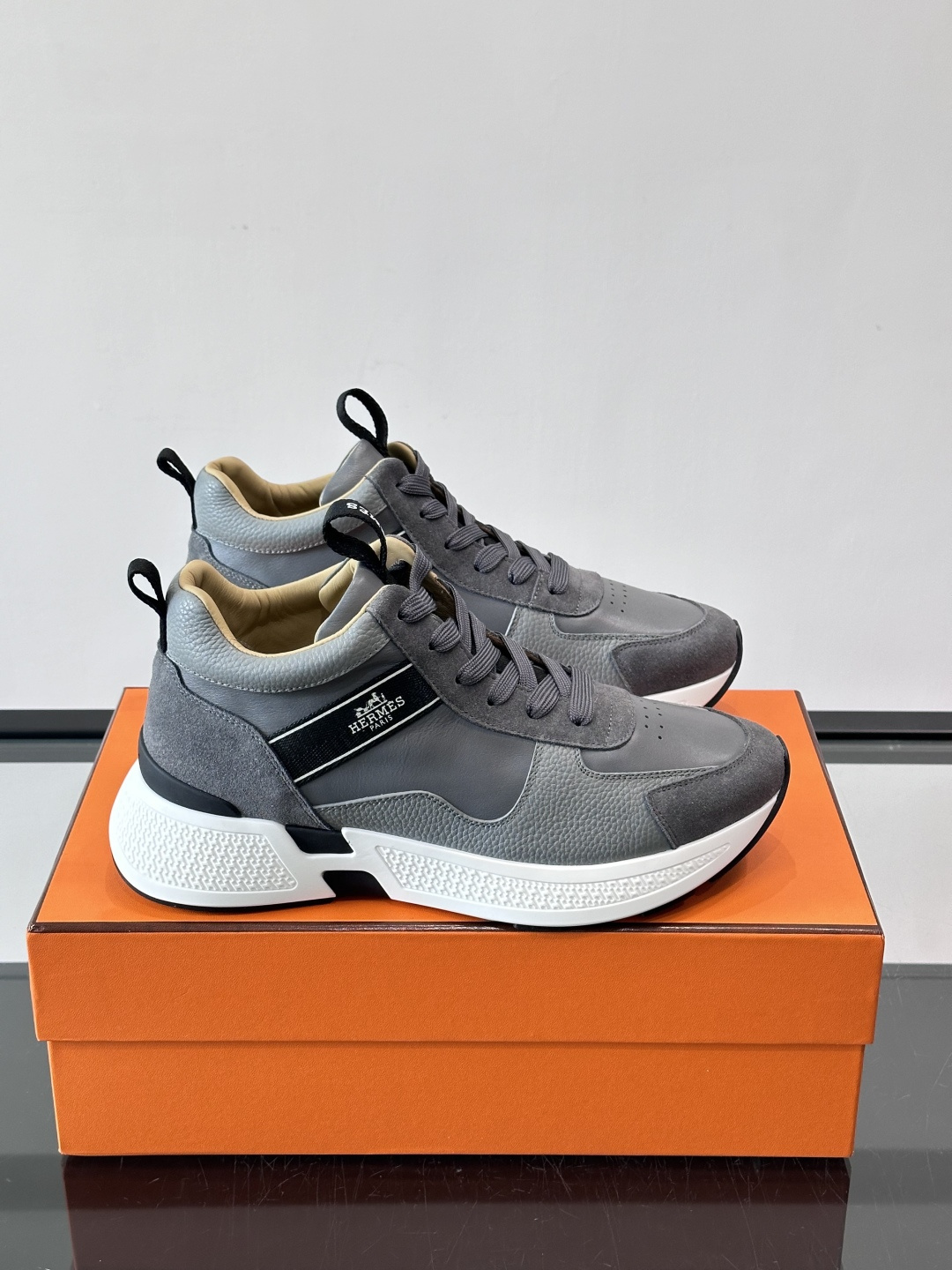 爱马仕Hugo系列厚底运动鞋，主打休闲男鞋，鞋面采用优质皮革+织物拼接，黑色细节点缀，简约又有层次感。厚