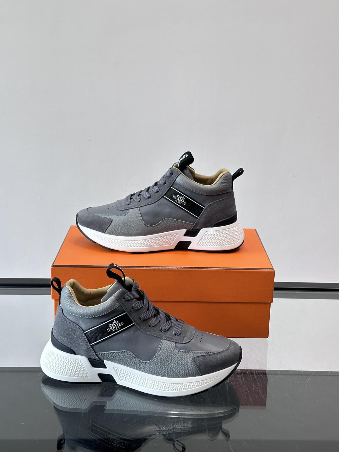 爱马仕Hugo系列厚底运动鞋，主打休闲男鞋，鞋面采用优质皮革+织物拼接，黑色细节点缀，简约又有层次感。厚