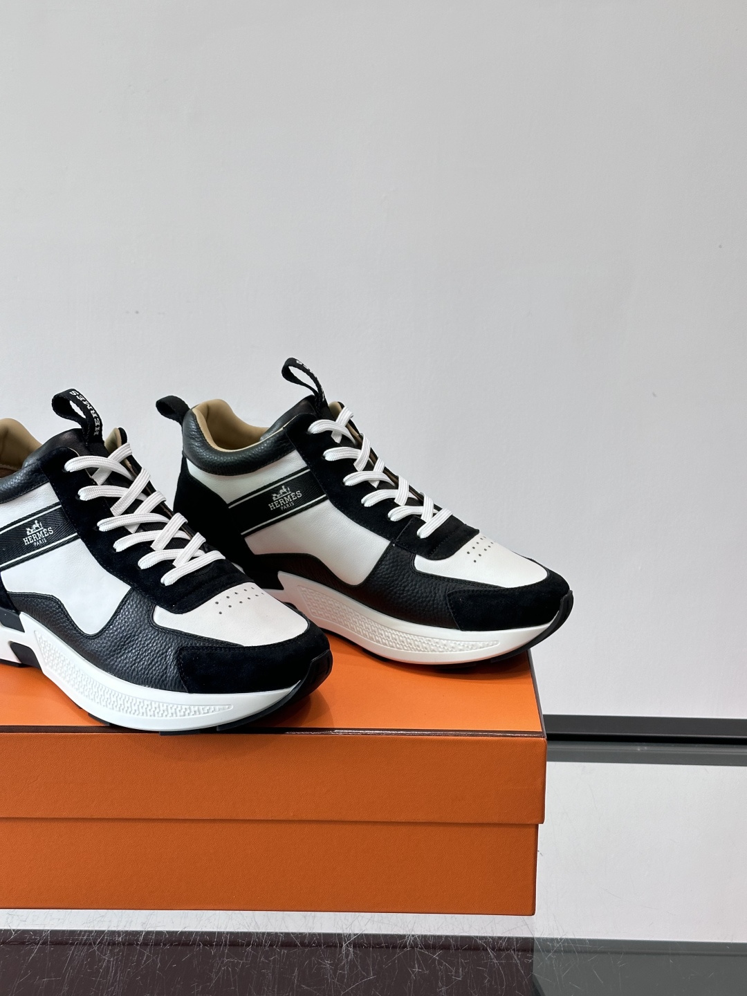 爱马仕Hugo系列厚底运动鞋，主打休闲男鞋，鞋面采用优质皮革+织物拼接，黑色细节点缀，简约又有层次感。厚