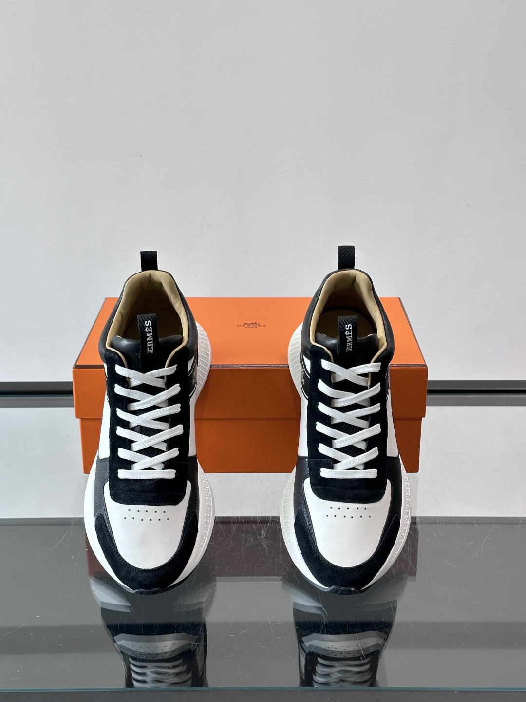 爱马仕Hugo系列厚底运动鞋，主打休闲男鞋，鞋面采用优质皮革+织物拼接，黑色细节点缀，简约又有层次感。厚