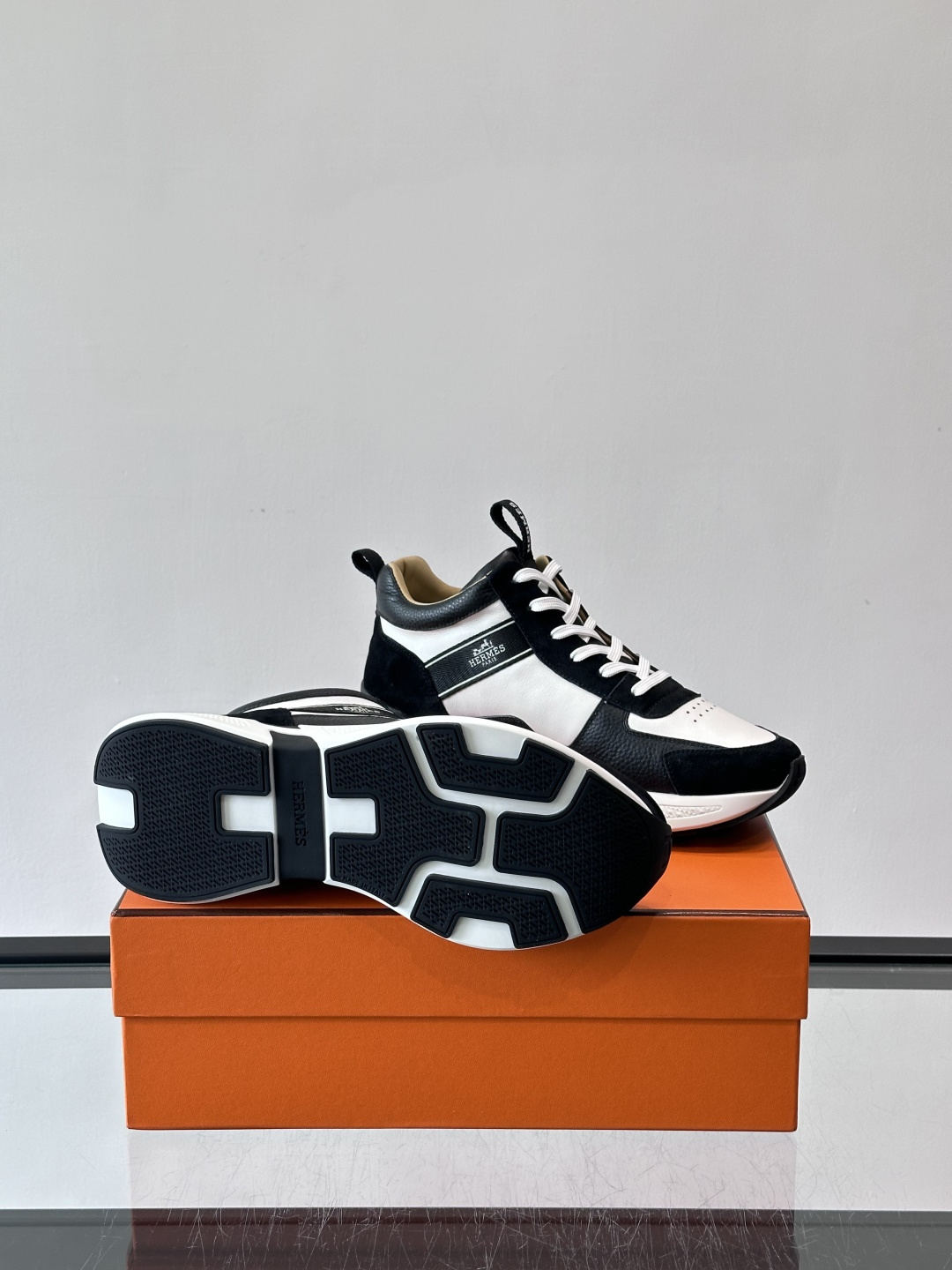 爱马仕Hugo系列厚底运动鞋，主打休闲男鞋，鞋面采用优质皮革+织物拼接，黑色细节点缀，简约又有层次感。厚