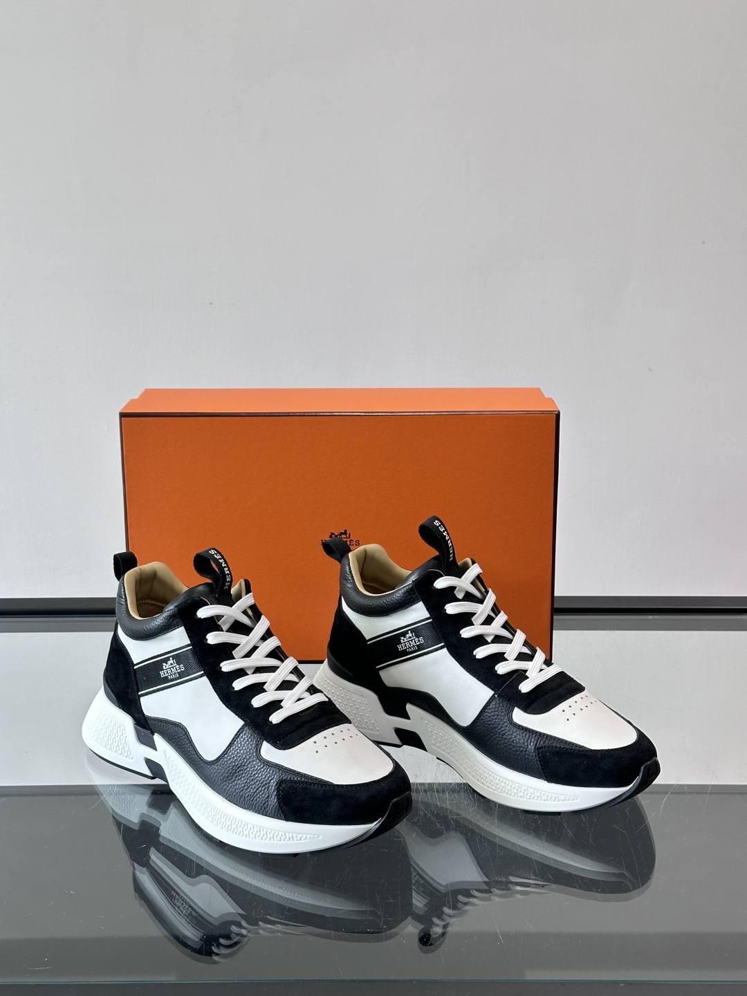 爱马仕Hugo系列厚底运动鞋，主打休闲男鞋，鞋面采用优质皮革+织物拼接，黑色细节点缀，简约又有层次感。厚