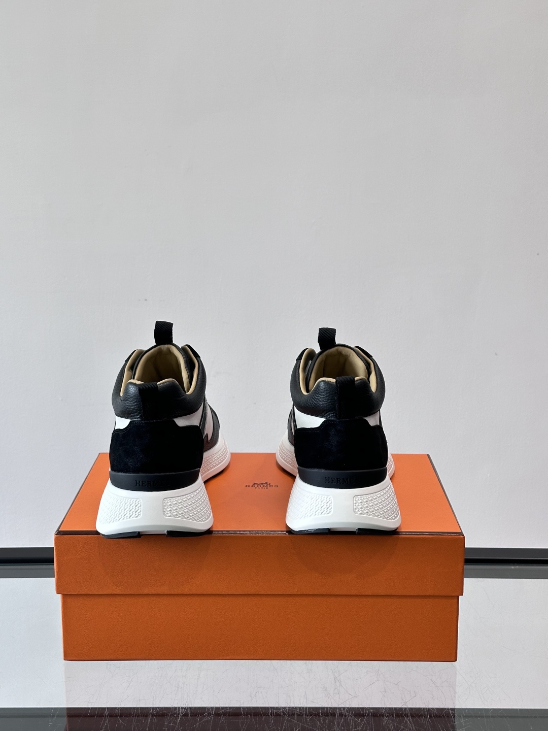 爱马仕Hugo系列厚底运动鞋，主打休闲男鞋，鞋面采用优质皮革+织物拼接，黑色细节点缀，简约又有层次感。厚