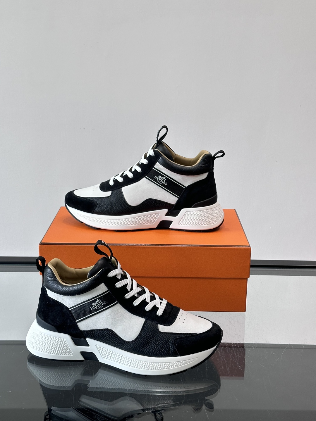 爱马仕Hugo系列厚底运动鞋，主打休闲男鞋，鞋面采用优质皮革+织物拼接，黑色细节点缀，简约又有层次感。厚