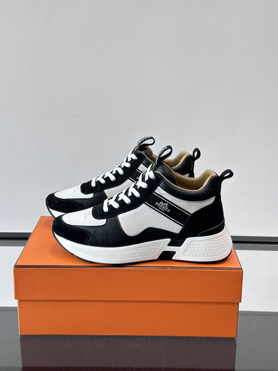 爱马仕Hugo系列厚底运动鞋，主打休闲男鞋，鞋面采用优质皮革+织物拼接，黑色细节点缀，简约又有层次感。厚