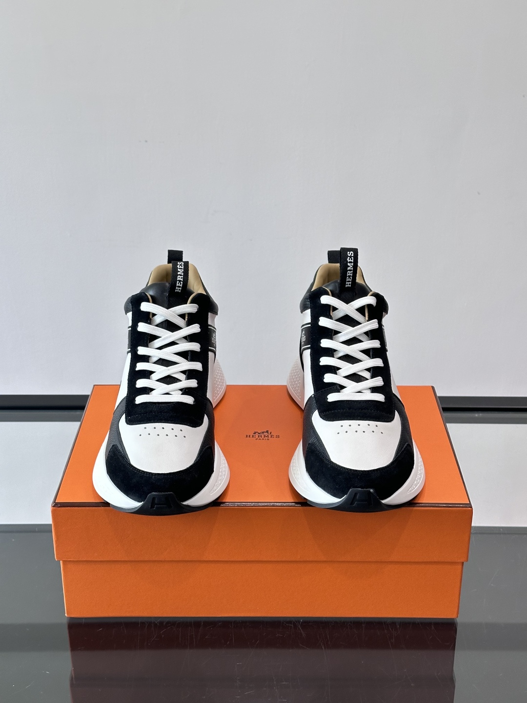 爱马仕Hugo系列厚底运动鞋，主打休闲男鞋，鞋面采用优质皮革+织物拼接，黑色细节点缀，简约又有层次感。厚