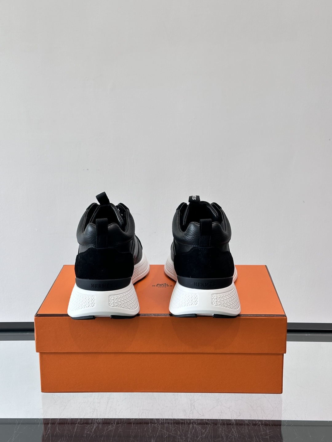 爱马仕Hugo系列厚底运动鞋，主打休闲男鞋，鞋面采用优质皮革+织物拼接，黑色细节点缀，简约又有层次感。厚