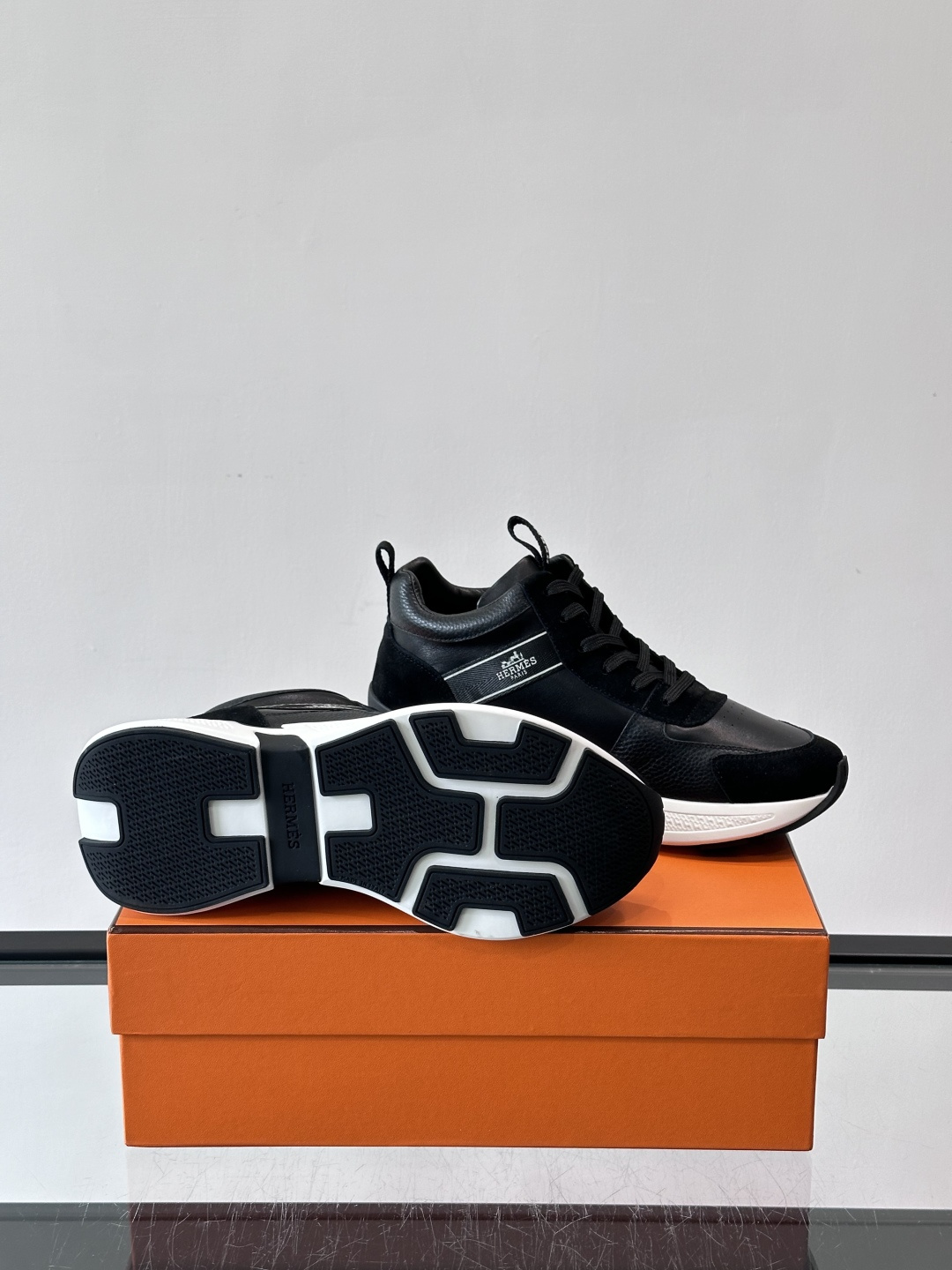 爱马仕Hugo系列厚底运动鞋，主打休闲男鞋，鞋面采用优质皮革+织物拼接，黑色细节点缀，简约又有层次感。厚